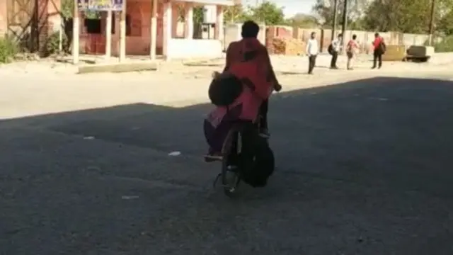 மனைவியை அழைத்துக் கொண்டு 750 கி.மீ சைக்கிளில் பயணித்த தொழிலாளி