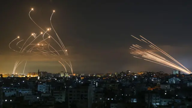 Tên lửa của Israel thắp sáng bầu trời đêm khi được phóng lên để đánh chặn các tên lửa tấn công từ Iran vào Israel ngày 1 tháng 10 năm 2024.