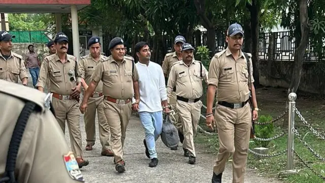 पुलिस सुरक्षा के बीच दोषी पुलकित आर्य.