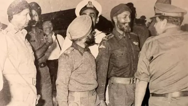 سب سے بائیں جانب جنرل نیازی