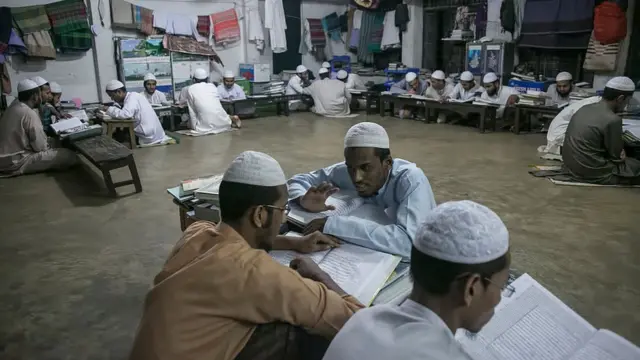 বাংলাদেশে ২০ হাজারের বেশি কওমী মাদ্রাসা রয়েছে।।