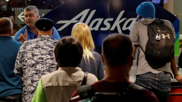 Passengers queue for Seattle airport afta di mechanic tiff di plane