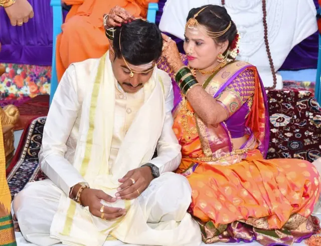 கர்நாடகாவில் மனமனுக்கு திருமாங்கல்யம் கட்டியப் மணப்பெண்