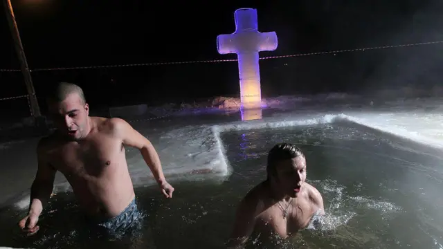 Creyentes ortodoxos rusos saltan del agua helada a menos 15 grados Celsius durante la tradicional celebración de la Epifanía, la madrugada del 19 de enero de 2011, en las afueras de Moscú, Rusia.