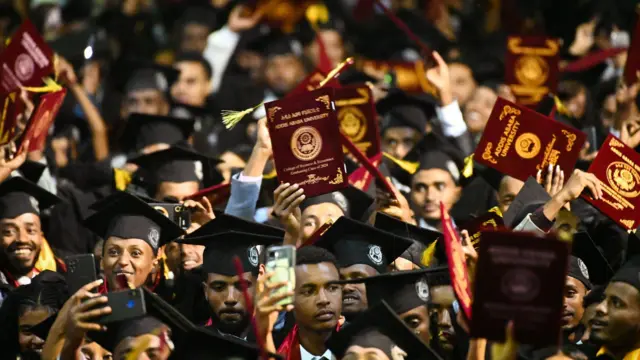 የአዲስ አበባ ዩኒቨርሲቲ ተመራቂ ተማሪዎች በምረቃ ስነ ስርዓት ላይ