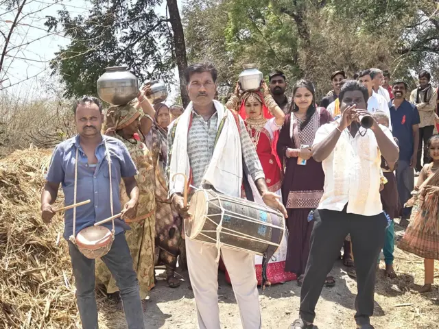 ઢોલ શરણાઈ સાથે પાણી ભરવા જતી દુલ્હન