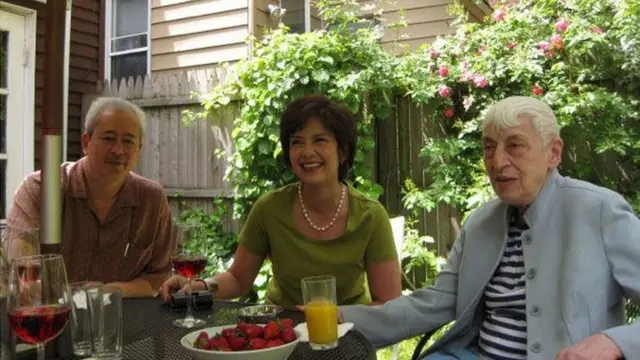 Carmel Budiardjo bersama Anto dan Tari