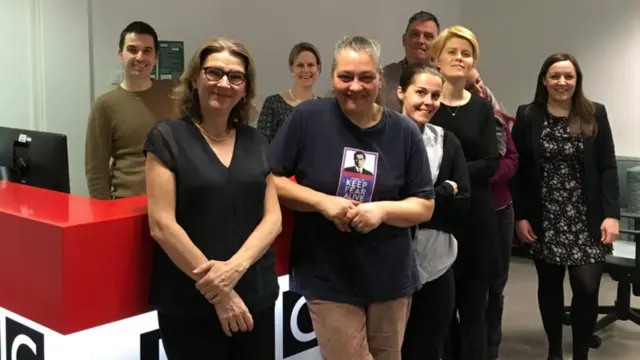 Tim BBC-ja na srpskom sa Meri Hokadej, urednicom Svetske službe na engleskom.