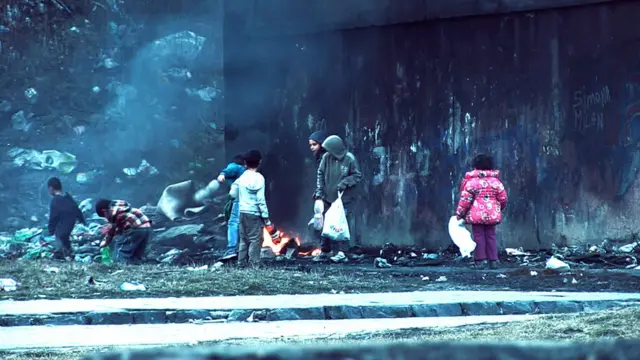 gecekondu mahallesinde yaşayan çocuklar