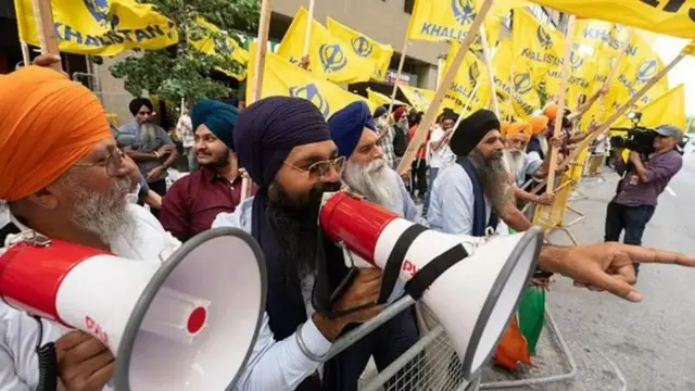 سیک‌های کانادا، در پی قتل یک رهبر سیک، مقابل کنسولگری هند در تورنتو تظاهرات کردند، ژوئیه ۲۰۲۳