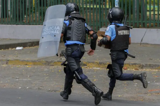 Policías corriendo en la calle
