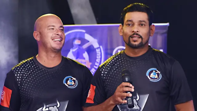 হার্শেল গিবস ও তিলকরত্নে দিলশান - দুজনেরই খেলার কথা ছিল কাশ্মীর প্রেমিয়ার লীগে