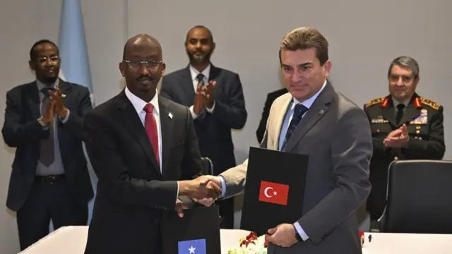 Munaasabadda saxiixa oo ka dhacday xarunta OYAK ee caasimadda Ankara, waxaa ka qayb galay Wasiirka Difaaca Qaranka ee Türkiye Yaşar Güler, Wasiirka Dekedaha iyo Gaadiidka Badda ee Soomaaliya Cabdulqaadir Maxamed Nuur, Wasiirka Kalluumaysiga iyo Dhaqaalaha Buluugga ee Soomaaliya Axmed Xasan Aadan, Taliyaha Guud ee Ciidamada Türkiye Gen. Selçuk Bayraktaroğlu, Guddoomiyaha OYAK Zekai Aksakallı, iyo Maamulaha Guud ee OYAK Murat Yalçıntaş.