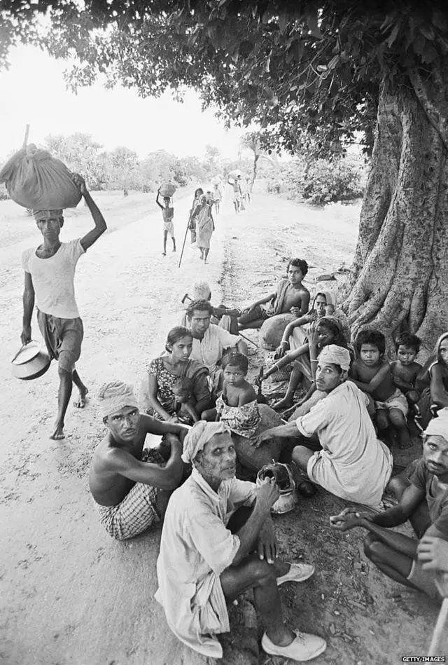 ઝાડ નીચે આરામ કરતા 1971ની લડાઈના શરણાર્થીઓ