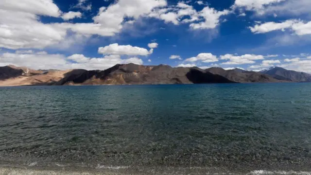 Danau Pangong di Leh, India, terletak di perbatasan India dan China.