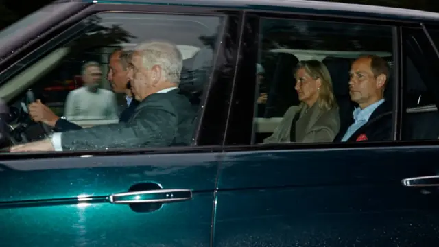 Los príncipes Guillermo, Andrés y Eduardo (atrás) llegan al castillo de Balmoral.