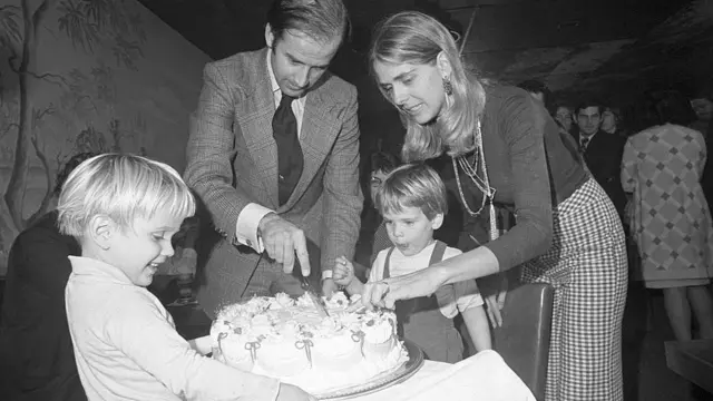 জো বাইডেনের ৩০ বছরের জন্মদিনের পার্টিতে কেক কাটা হচ্ছে- সেখানে স্ত্রী ও দুই শিশুপুত্র