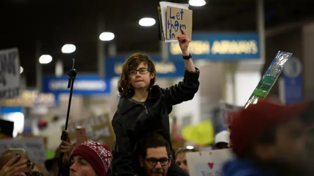 Ребенок с плакатом в Филадельфии