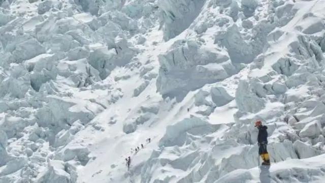 सगरमाथा क्षेत्रको खुम्बु आइसफलमा आरोहीहरू