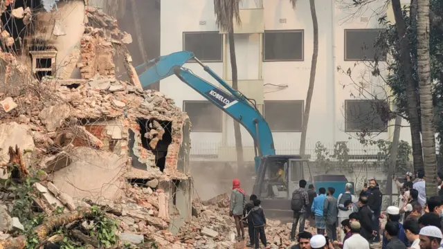 ধানমন্ডির বাড়িটি ভাঙতে ভেকু-বুলডোজার ব্যবহার করা হয়
