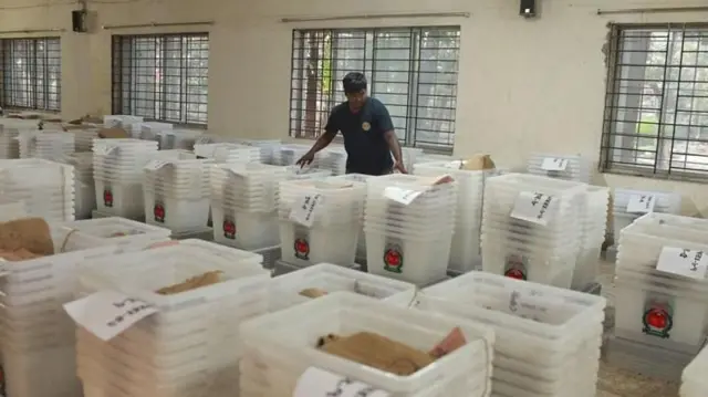 ভোটকেন্দ্রে ব্যালট বাক্স।