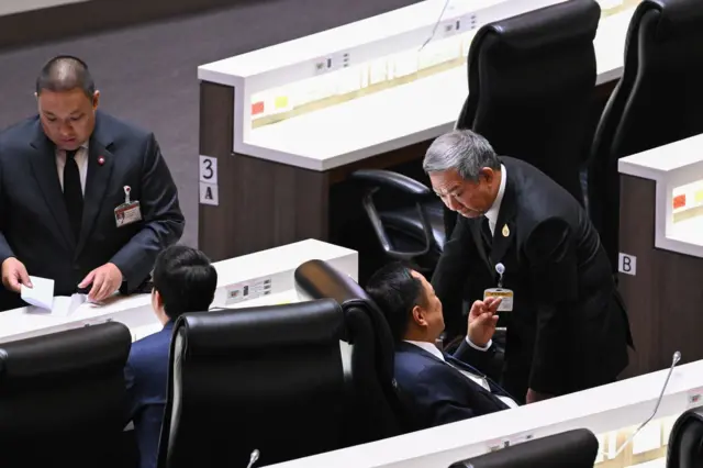 วุฒิชาติ กัลยาณมิตร เลขานุการวิปวุฒิสภา พูดคุยกับนายกฯ อนุทิน ในระหว่างการประชุมร่วมกันของรัฐสภาเพื่อพิจารณาร่างแก้รัฐธรรมนูญเมื่อ 10 ธ.ค. 2568