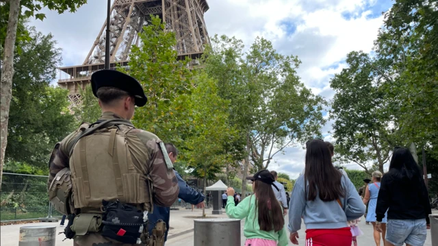 Soldado caminhando pelas ruas de Paris