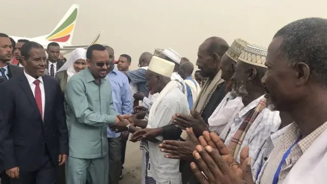 ጠቅላይ ሚኒስትር ዐብይ አህመድ ለአፋር የሀገር ሽማግሌዎች ሰላምታ ሲሰጡ