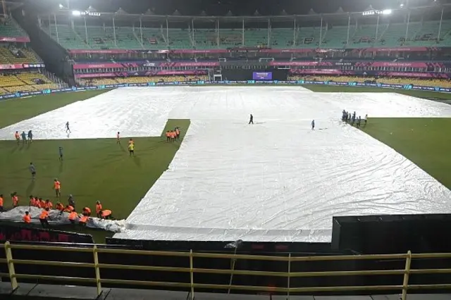 තරගයේ 21ක් වන පන්දු වාරයේදී තරගයට වර්ෂාවෙන් බාධා එල්ල වීම නිසා තරගය අත්හිටුවීමට සිදුවිය.