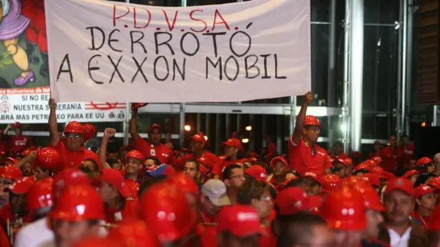 Cartaz no qual se lê "PDVSA derrotou a ExxonMobil"