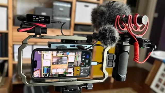 мобилни телефон на сталку, подешен за видео-снимање 