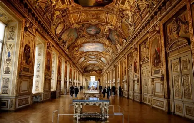 در گالری آپولو که مورد سرقت قرار گرفته، جواهرات سلطنتی متعلق به امپراتور فرانسه ناپلئون، ناپلئون سوم و همسرانشان نگهداری می‌شود.