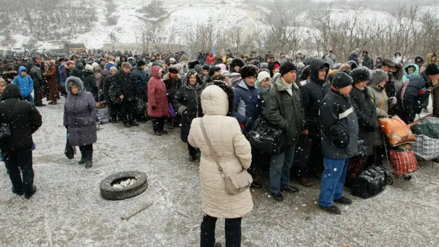 Черга на блокпосту Станиця Луганська