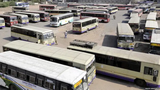 અમદાવાદના એસટી ડેપોમાં પાર્ક કરવામાં આવેલી એસટીની બસો