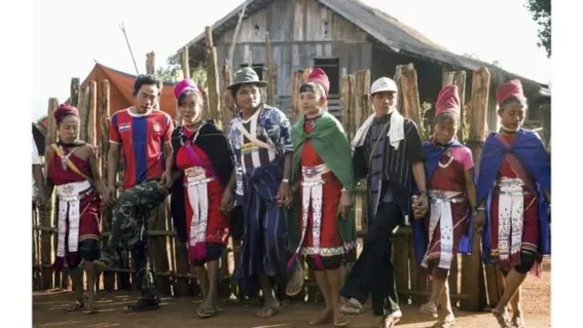 ရိုးရာအက ကခုန်နေတဲ့ ကရင်နီလူမျိုးတွေ