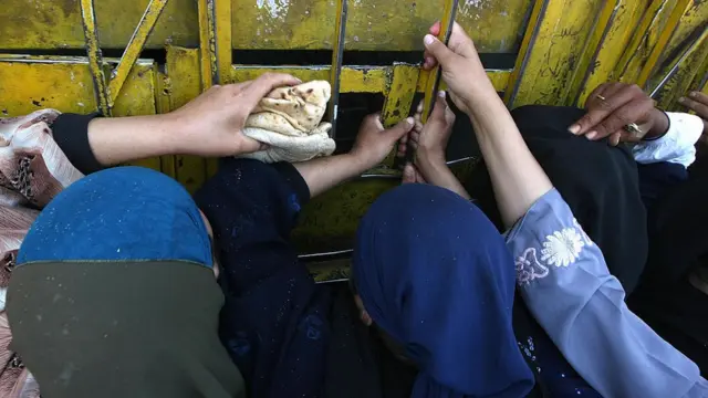 مصريات يشترين الخبز من مخبز في إحدى الضواحي جنوبي القاهرة