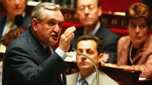 ১০ই ফেব্রুয়ারি ফরাসী সংসদের অধিবেশনে ভাষণ দিচ্ছেন প্রধানমন্ত্রী জঁ পিয়ের রাফারিন