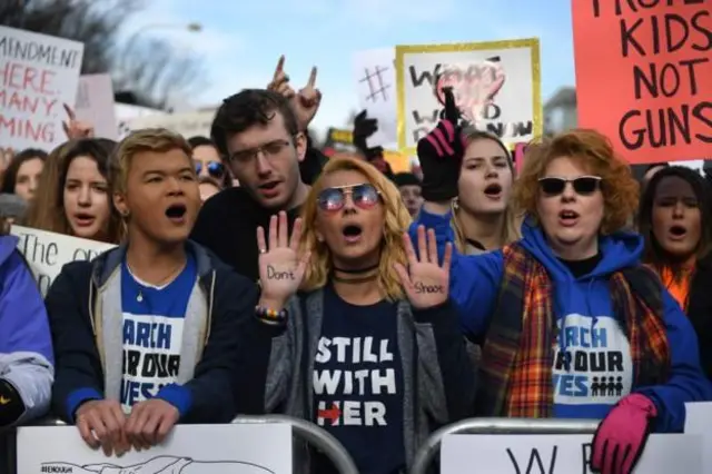துப்பாக்கிகள் குறித்த சட்டத்தை கடுமையாக்க வலியுறுத்தி அமெரிக்கா முழுவதும் பிரம்மாண்ட பேரணி