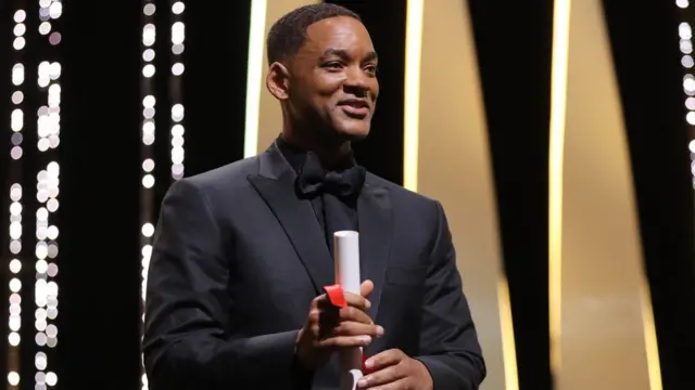 Вілл Сміт отримує нагороду від імені Ніколь Кідман