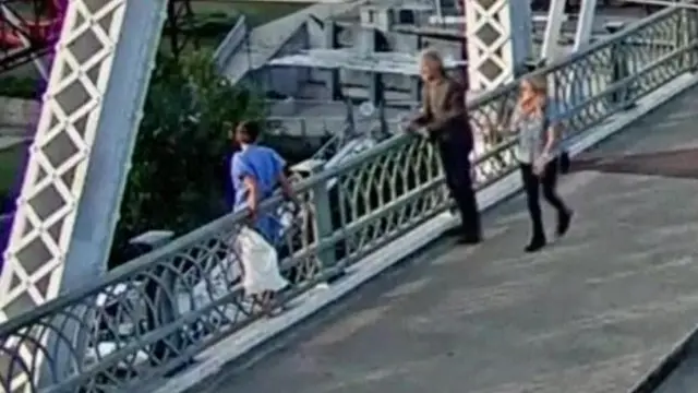 Jon Bon Jovi fala com a mulher na ponte.