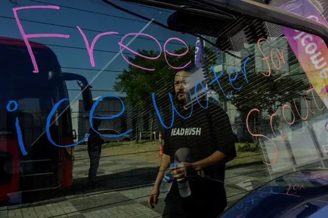 "ජම්බෝරියට සහභාගී වන සියලුම දෙනාට අවශ්ය අයිස්, නොමිලේ පානීය ජල බෝතල්, කුඩ, බෙල්ල වටේ තබා ගන්න පුළුවන් ශිත කළ තුවා ඇතුළු පහසුකම් සැපයුවා. "