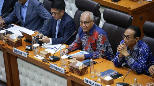 Dirut Perum LKBN Antara Akhmad Munir (kedua kanan) bersama Dirut LPP TVRI Iman Brotoseno (kedua kiri), Dirut LPP RRI I Hendrasmo (kiri) dan Sekretaris Utama Badan Standarisasi Nasional (BSN) Donny Purnomo (kanan) menyampaikan paparan pada Rapat Dengar Pendapat (RDP) dengan Komisi VII DPR di Kompleks Parlemen, Senayan, Jakarta, Rabu (12/2/2025). Rapat tersebut membahas program kerja dan efisiensi belanja tahun anggaran 2025. 