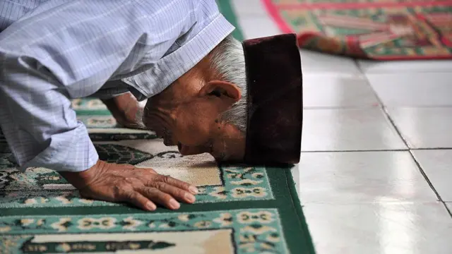 Seorang pengikut Ahmadiyah berdoa di sebuah masjid di Jakarta.