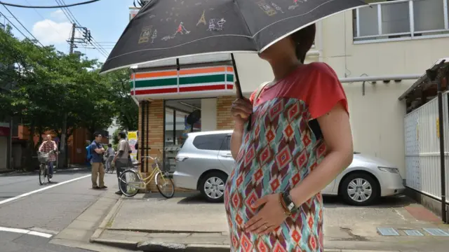 Nữ thực tập sinh mang thai khi ở Nhật thường đối mặt với hai lựa chọn: hoặc bị phá thai, hoặc bị đuổi việc và trả về Việt Nam
