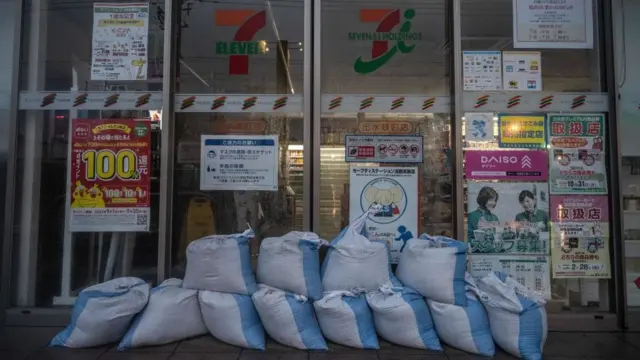 Un supermercado japonés cerrado
