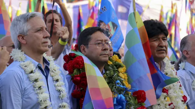 Alvaro Garcia Linera, Luis Arce y Evo Morales en un acto en Argentina en 2020.  