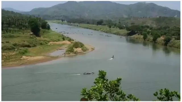 ရခိုင်ပြည်နယ်က ကျေးရွာတွေ ရေလမ်းအသုံးပြုသွားလာကြ