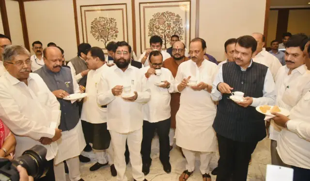 अधिवेशनाच्या पूर्वसंध्येला पार पडलेला चहापानाचा कार्यक्रम