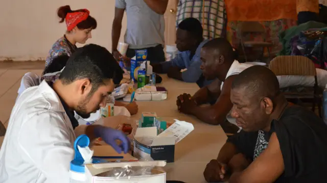 Haitianos reciben atención médica en la Iglesia Embajadores de Jesús. (BBC Mundo/Beatriz Vernon)