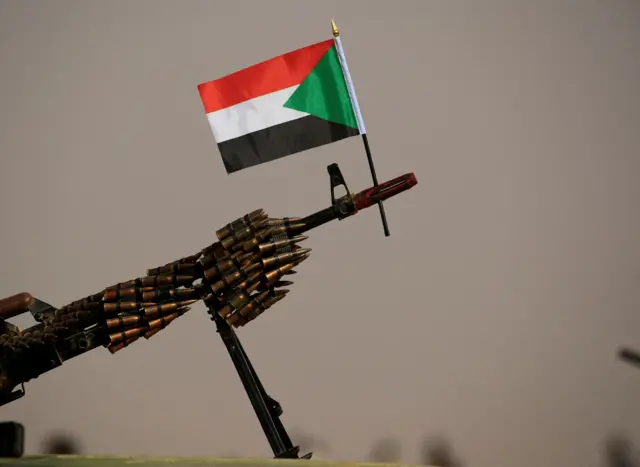 Silaha aina yamachine gun ikiwa na bendera ya Sudan
